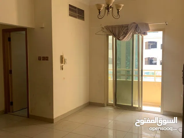غرفة وصاله في القاسميه الند مع بلكون قريبه من حديقة الند إطلالة رائعة