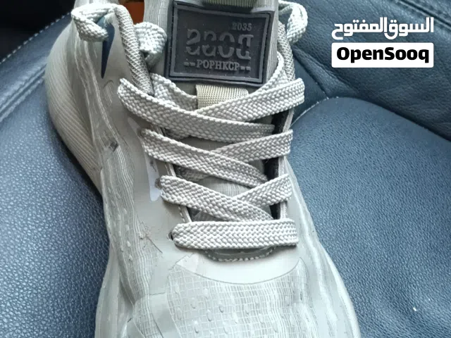 حذاء رياضي مستعمل في حالة جيدة نوعية جيدة