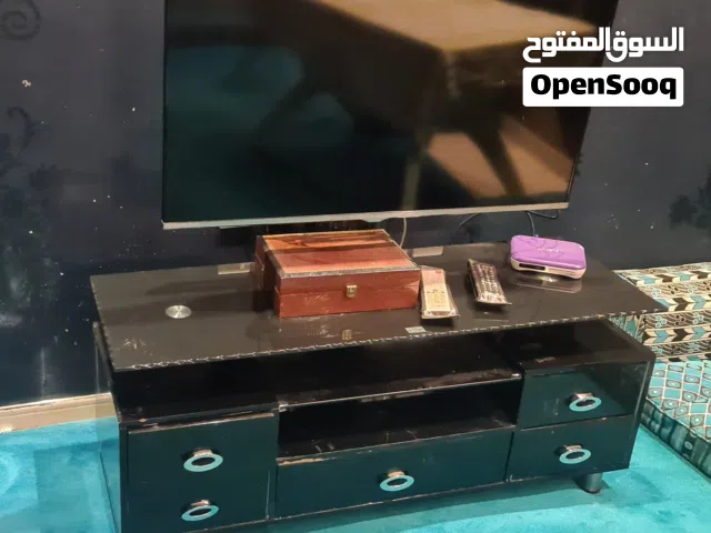 طاولة تلفزيون يوجد بها أدراج