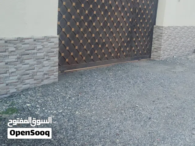 باب حديد كبير