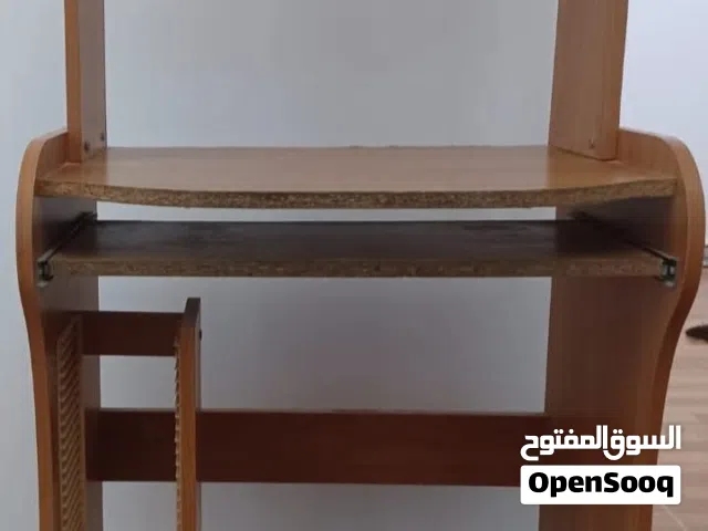 طاولة كمبيوتر كبيرة مع شاشات ال سي دي وكيبوردات وبوكس جديد DVD