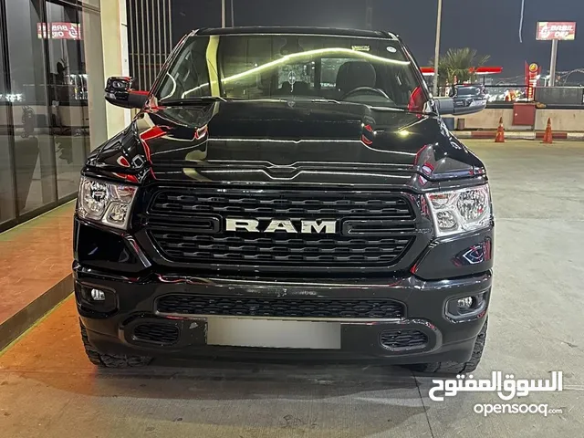 دوج رام 2023 بدون ابرباك حادث باب الخلفي وجوه الباب مبدله اصليه الي بصف السايق وشويه من العربانه