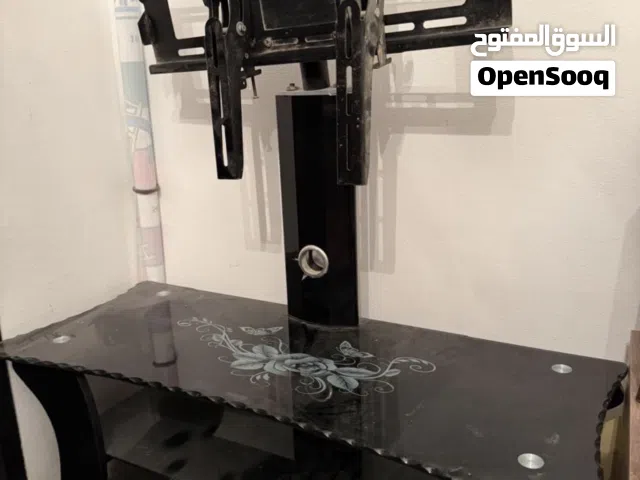 طاولة وحاملة شاشة