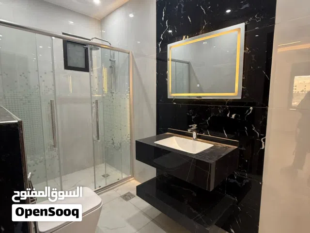 شقة للبيع ارضيه بمساحة 160 و ترس 40 مع مدخل خاص بارقى مناطق شفا بدران حي القصبات قرب جامعة التطبقية