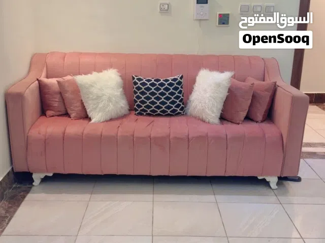 كنب فخم للبيع مع السجادة والطاولة