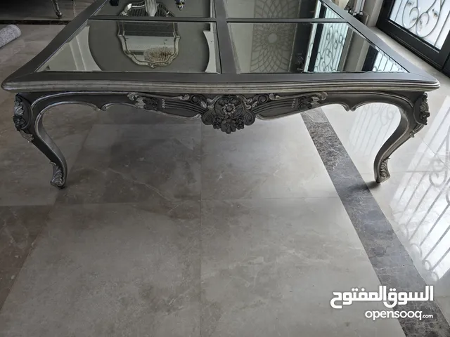 طاولة مربعة من 2xl مستعملة في حالة جيدة القياس(1.50/1.50)