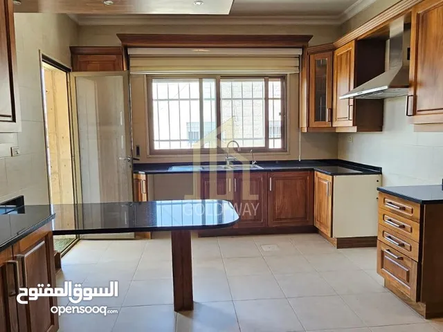 في أجمل مواقع الرابية قرب المدارس المعمدانية شقة طابق ثالث 200م بتشطيبات راقية /ref 9009