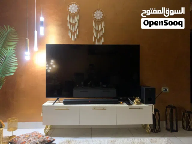 شاشة سامسونج 65 بوصة مع سماعات بحالة ممتازة لتواصل على الواتس فقط