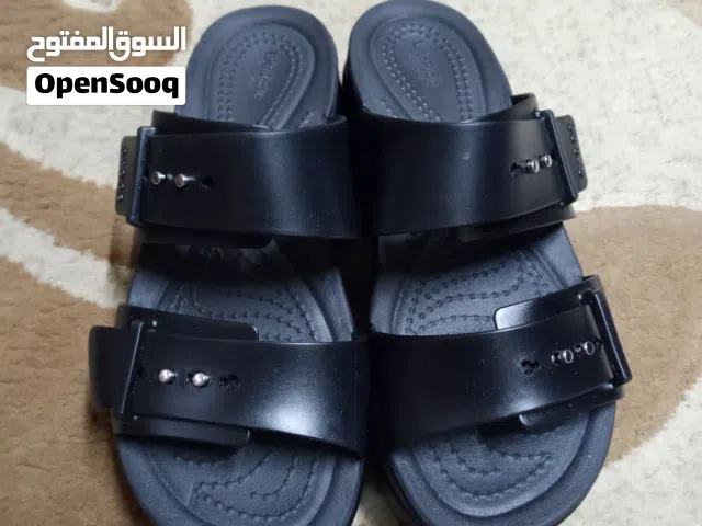 الحذاء هو شبشب طبي للسيدات Crocs Brooklyn Buckle Low Wedge النسائي باللون الأسود اصلية 100 ٪