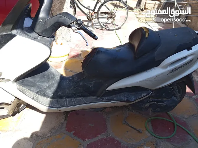 دراجه ماجستا ياباني ما مفتوحه وما بيها شي بس بعض الامور بيها تعديلات يعني الكشن و الكفرات تعديل