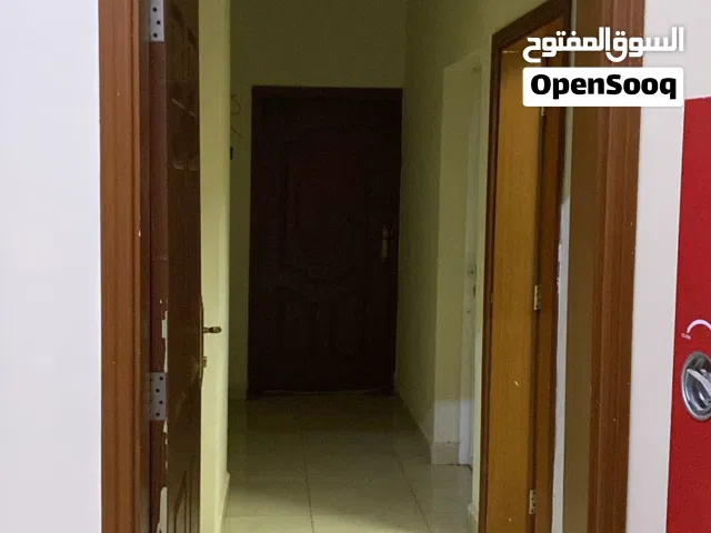 غرف راقيه مكيفه للطلاب والموظفين وشقق راقيه للعويل في الخوض السادسه واسعار مخفضه وشامله كل الخدمات ا