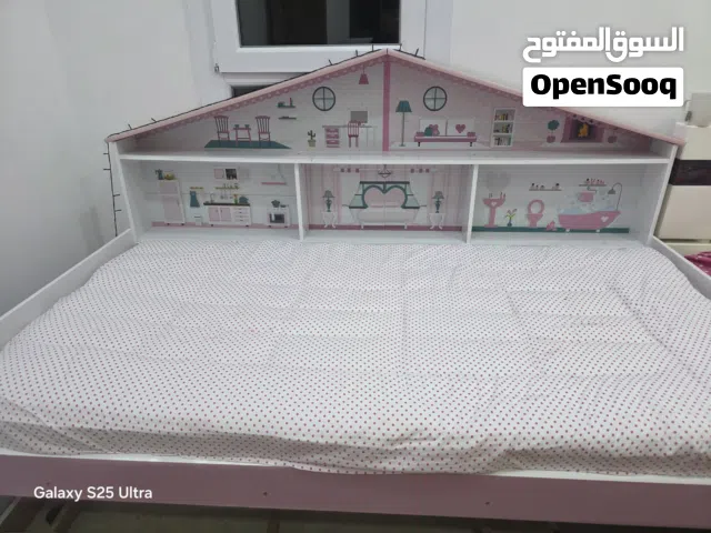 سرير نوم اطفال بحالة ممتازة من بان هوم