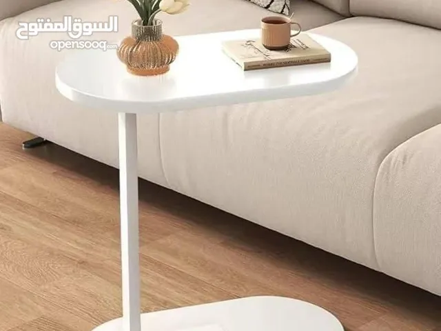 طاولة عملية تجمع بين الأناقة والبساطة تصميمها الذكي يسمح لك بسحبها بجانب الكنبة لتصير مثالية .