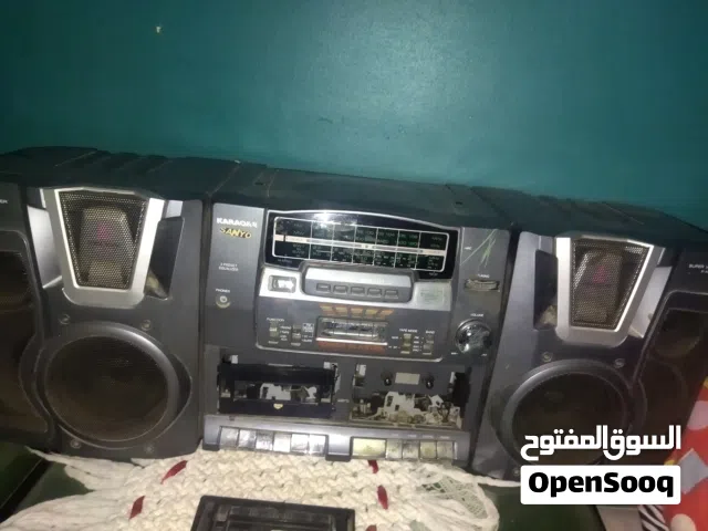 راديو قديم كبير جدا وحلو وصوته بس بيعلق شويه
