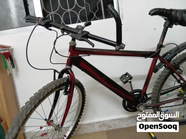 بسكليت نمره 26تقريبا وكاله عليه غيارات خلفيه واماميه عليه بريك امامي وخلفي بلفات وكوشوك وكاله بس بدو