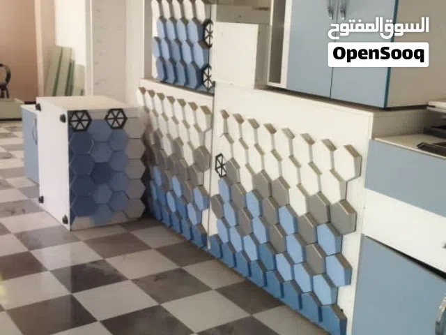 تجهيزات ورفوف صيدلية شبه كاملة