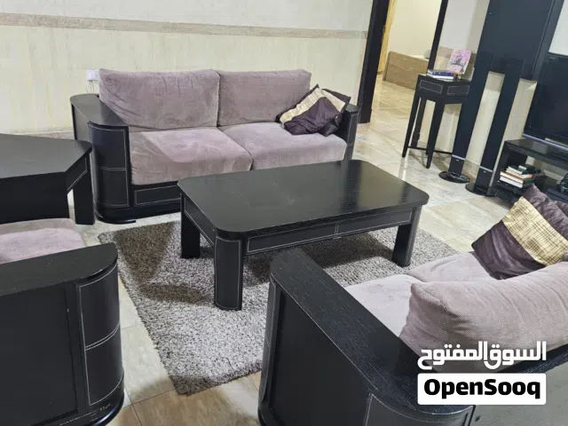 جلسة جلسه من هوم سنتر للبيع بحالة جيدة 6 مقاعد مع طاوله جانبية وطاولة وسط وطاولتين جانبيات