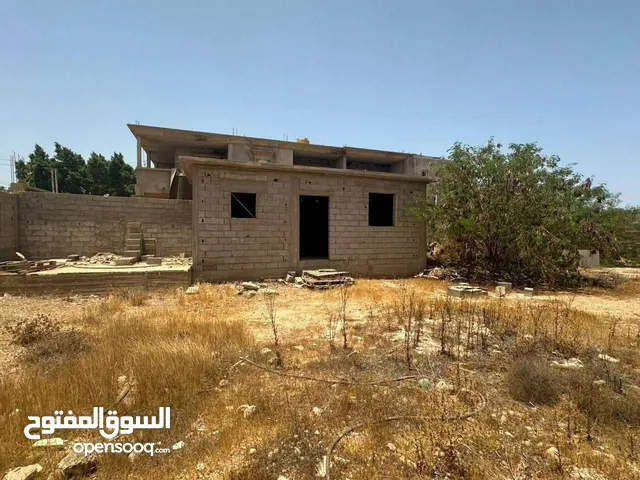 قطعة ارض للبيع وعليها سور وڤيلا واستراحة