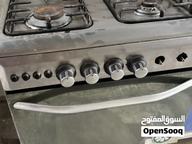 طباخ  مستعمل اربع عيون صناعة مصرية شغال العيون الاربعة مع فرن فوق وتحت بس الجامة الفوق الطباخ مكسورة