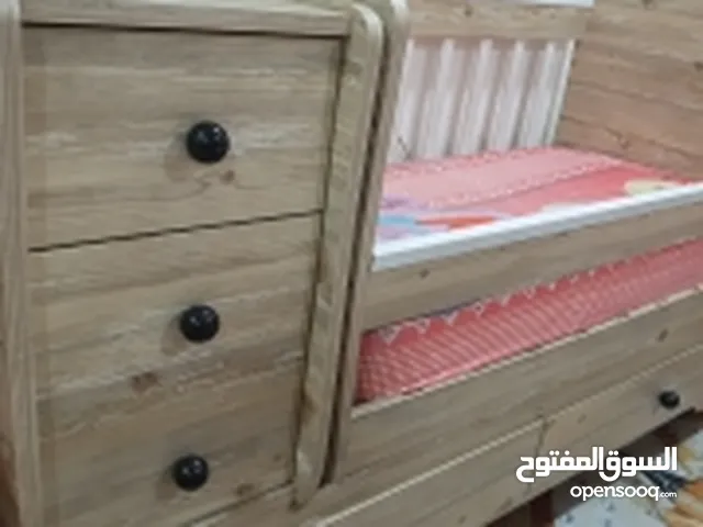 سرير اطفال هزاز + مندر يحتوي جرارات  أضفت له تايرات لسهولة النقل من مكان إلى آخر