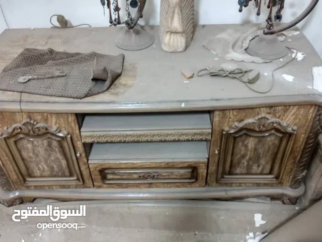 طاولة تلفزيون ومكتب أطفال للبيع