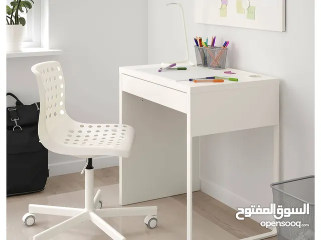 مكتب ايكيا مستعمل يوجد فيه خدوشات للبيع بسعر جيد  سعر الشراء  44 دينار اردني و سعر البيع 15