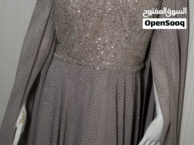 فستان شبه جديد ملبوس مرة وحدة..