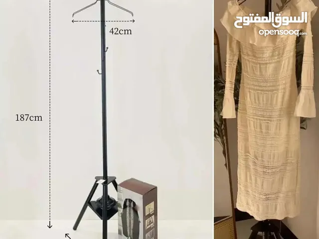 علاقة ملابس بتصميم بسيط مع مبخرة لتبخير الملابس