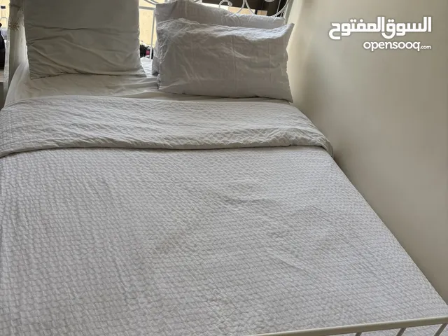 للبيع سرير مستعمل من معرض ايكيا المقاس 140 x 200
