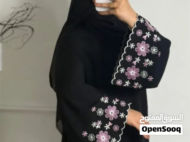 عباية تطريز وردة  كويتي قماش حبر فرسان  مقاسات 1-6 فقط 15دينار فقط  رمزه/ا م ي ن ه11