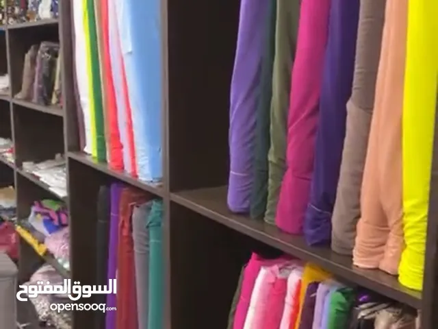 مكتب مخيطة ملابس و3غرف حمام مطبخ صغير للبيع يوجد تفويض بلسعر المكان جداً مميز عند اشارات المنهل