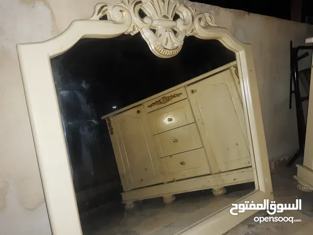 مراي مع طاولة غرفة نوم بحاله جيده جدآ