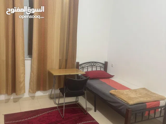 غرفة مفروشة راقية يسودها الهدوء