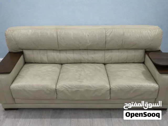 كراسي لون بيج مع إمكانكم اخذ الطاولات الجانبية معاهم  نظام الكراسي 1,2,3 استخدام بسيط اقل من سنة