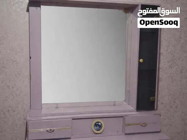 تسريحة عملية وكبيرة مع مراية، فيها عدة أدراج للتخزين ومناسبة لغرفة النوم