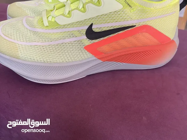 حذاء رياضي نايك جديد لا يتم استعماله zoom fly 4