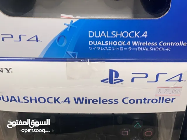 للبيع يدتين سوني فور اصليه من دبي مع كرتونها