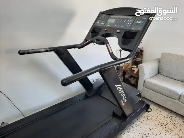 جهاز ركض life fitness امريكي للبيع بسعر البلاش 350دينار