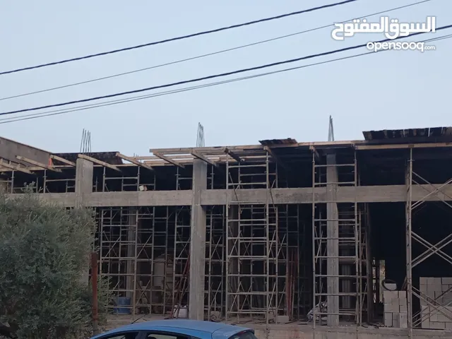 مخازن للايجار تبعد كيلو متر واحد عن شارع حيفا  بين اليامون والسيلة الحارثيه