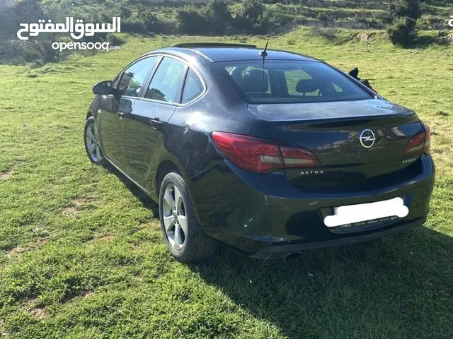 اوبل استرا 2014 ماتور 1400  بحاله جيده لون اسود والدفع نقدي