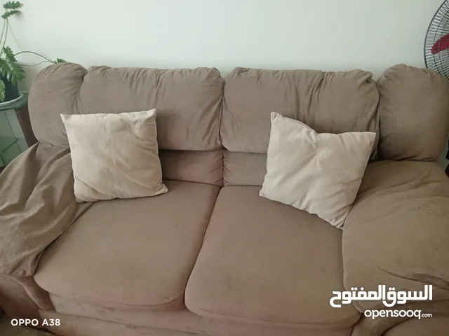 كنب بحالة جيدة بسعر مغري جدا