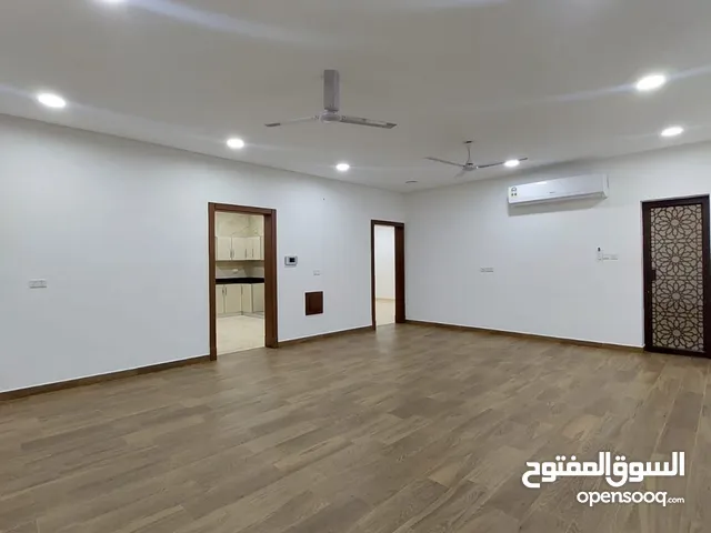 للايجار شقه واسعه مكونه من 4 غرف 4حمامات صاله مطبخ مواقف سيارات يوجد مصعد يوجد حارس امن
