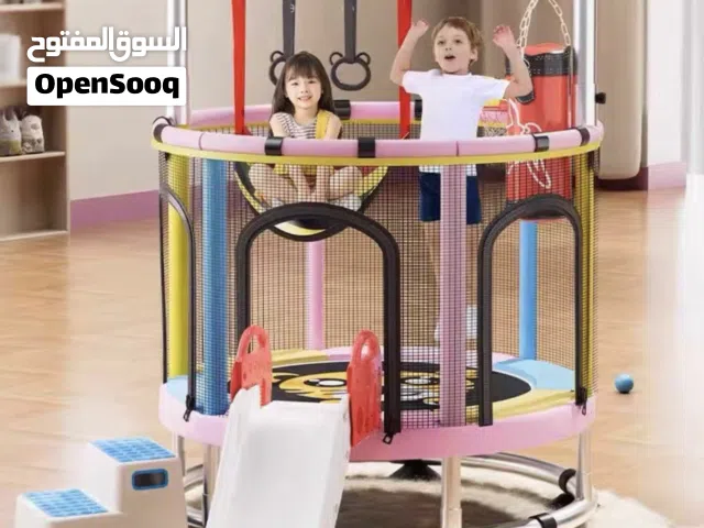 مجموعة أطفال في لعبة واحدة للكبار والصغار