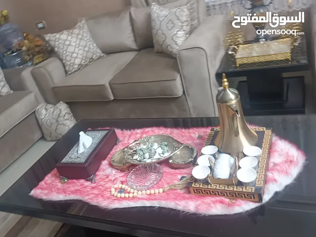 طاولات خشب عدد 3 وحده كبير واثنتين وسط