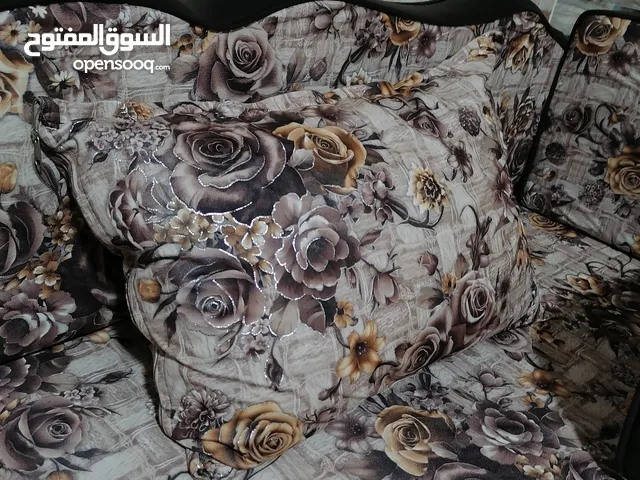 قماش بدون اسفنج للبيع بحاله ممتازه مع الطاولات