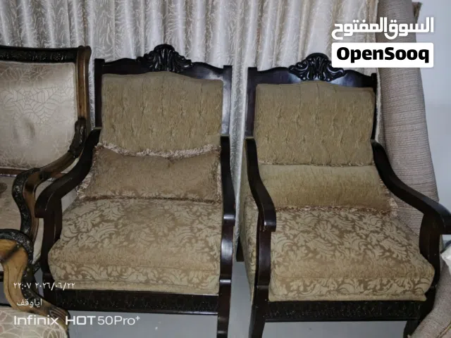 يوجد طقمين كنب بسعر حرررررق  الطقم الاول تسع مقاعد لون اخضر  فاتح  خشب زان ثقيل بحالة  ممتازة  الطقم