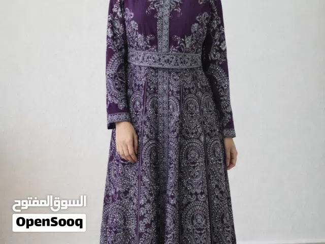 فساتين سهرة أنيقة وجاهزة