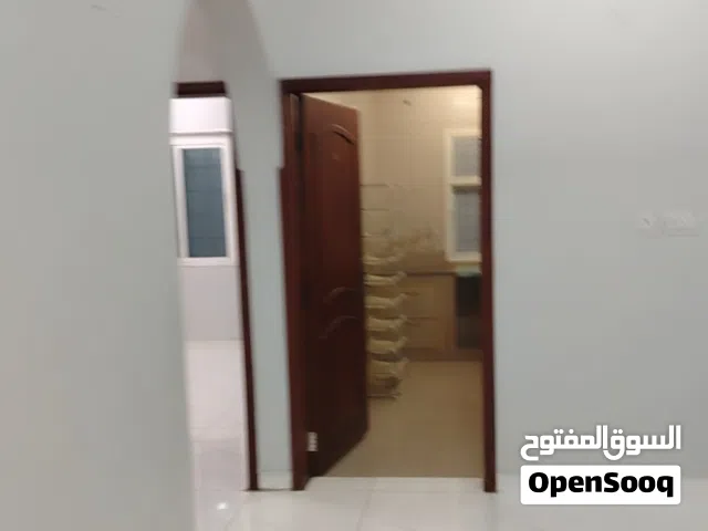 للإيجار شقة غرفتين وصالة ومجلس