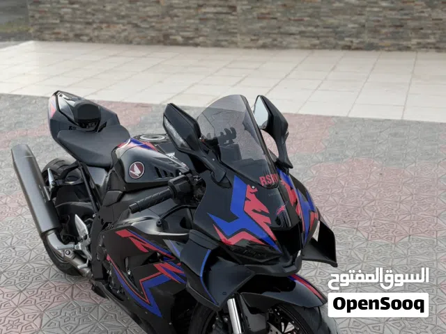 للبيع هوندا سبيار 1000RR بدون حوادث وصبغ الوكالة ومسرفس بالكامل ولك حرية الفحص للبيع او البدل بسيارة