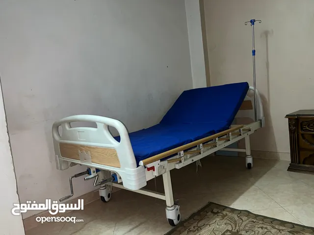 سرير 2 حركة بالمرتبة الهوائية يدوى بالمرتبه الخاصة به بالجهاز أستعمال محدود بحالته متحرك بالعجل